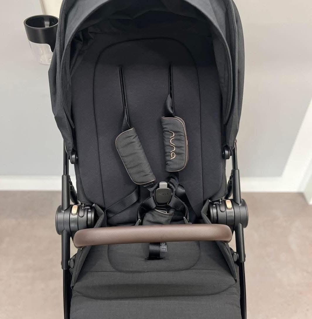 Nuna Ixxa With Carrycot , Stroller and Pipa Urbn *Ex Display