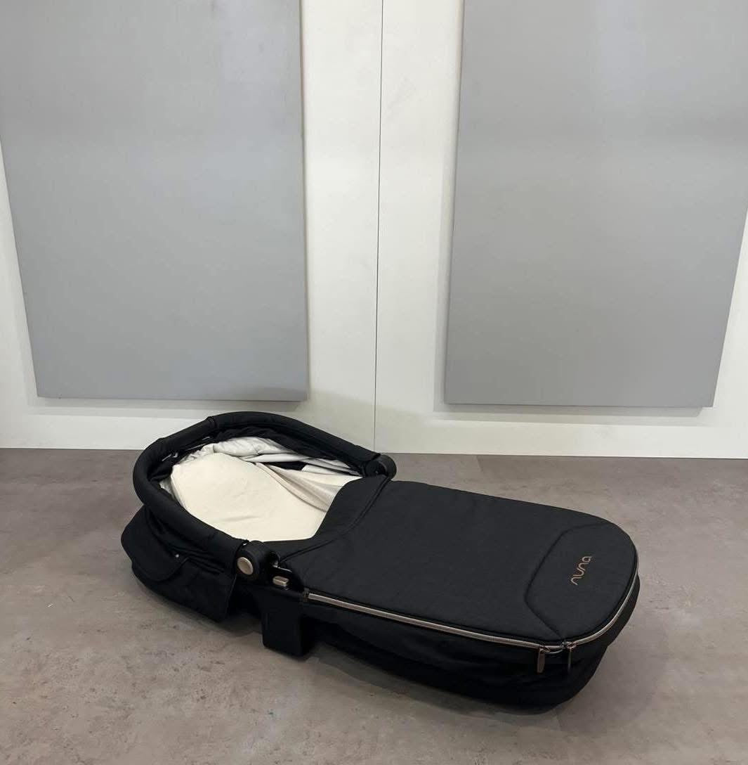 Nuna Ixxa With Carrycot , Stroller and Pipa Urbn *Ex Display