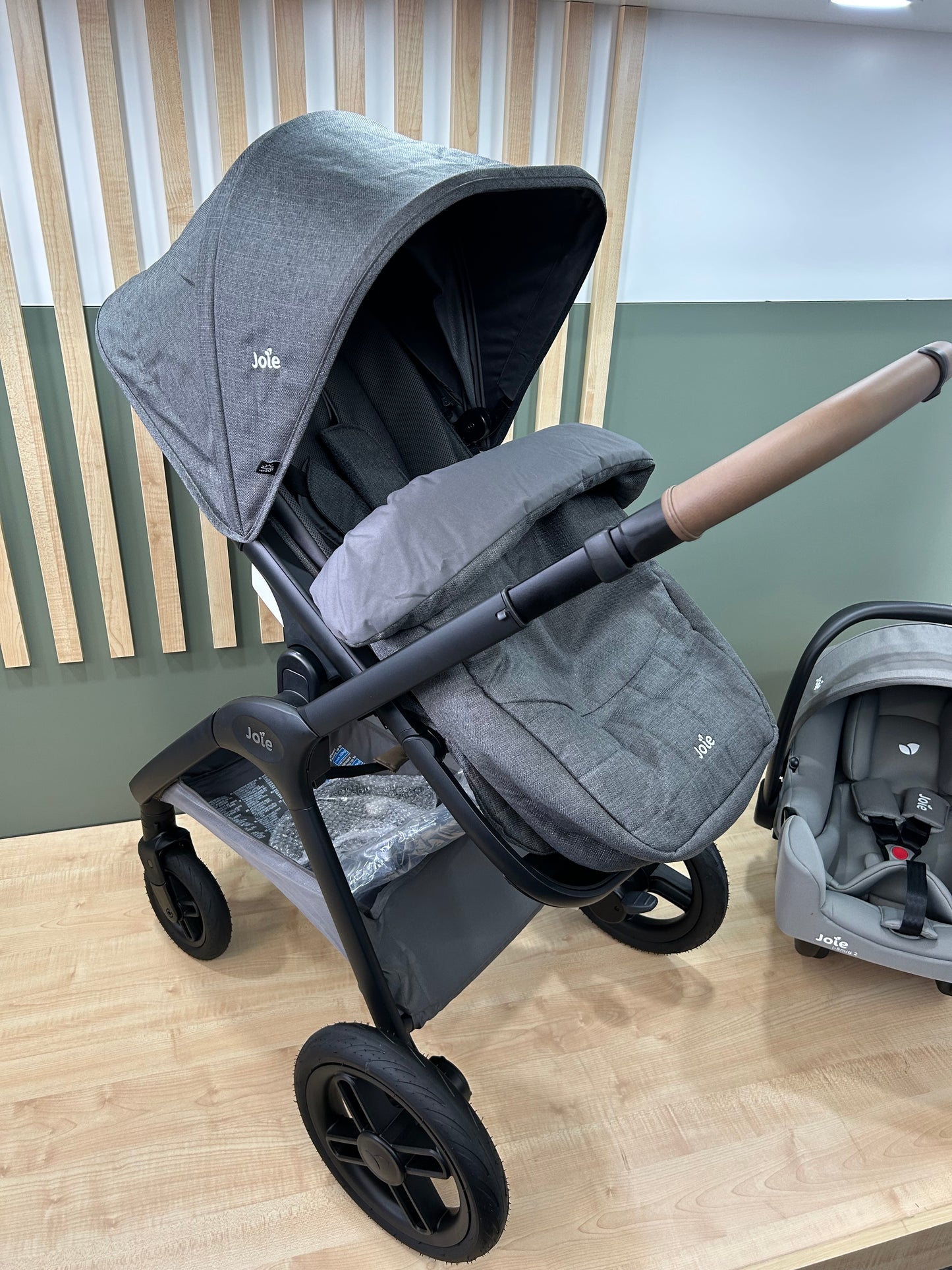 Joie Honour & isnug 2 car seat * Ex display Birmingham Store