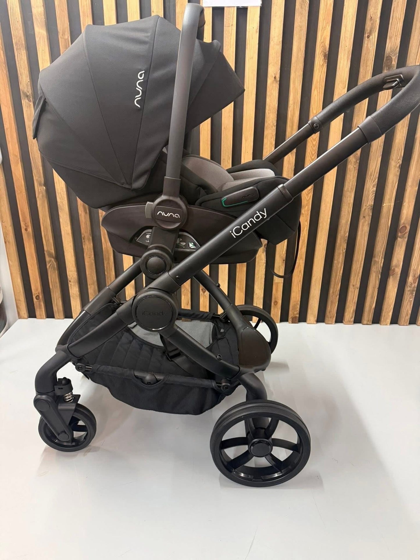 Icandy peach 7 & Nuna Arra & 360 base ~ Ex display model