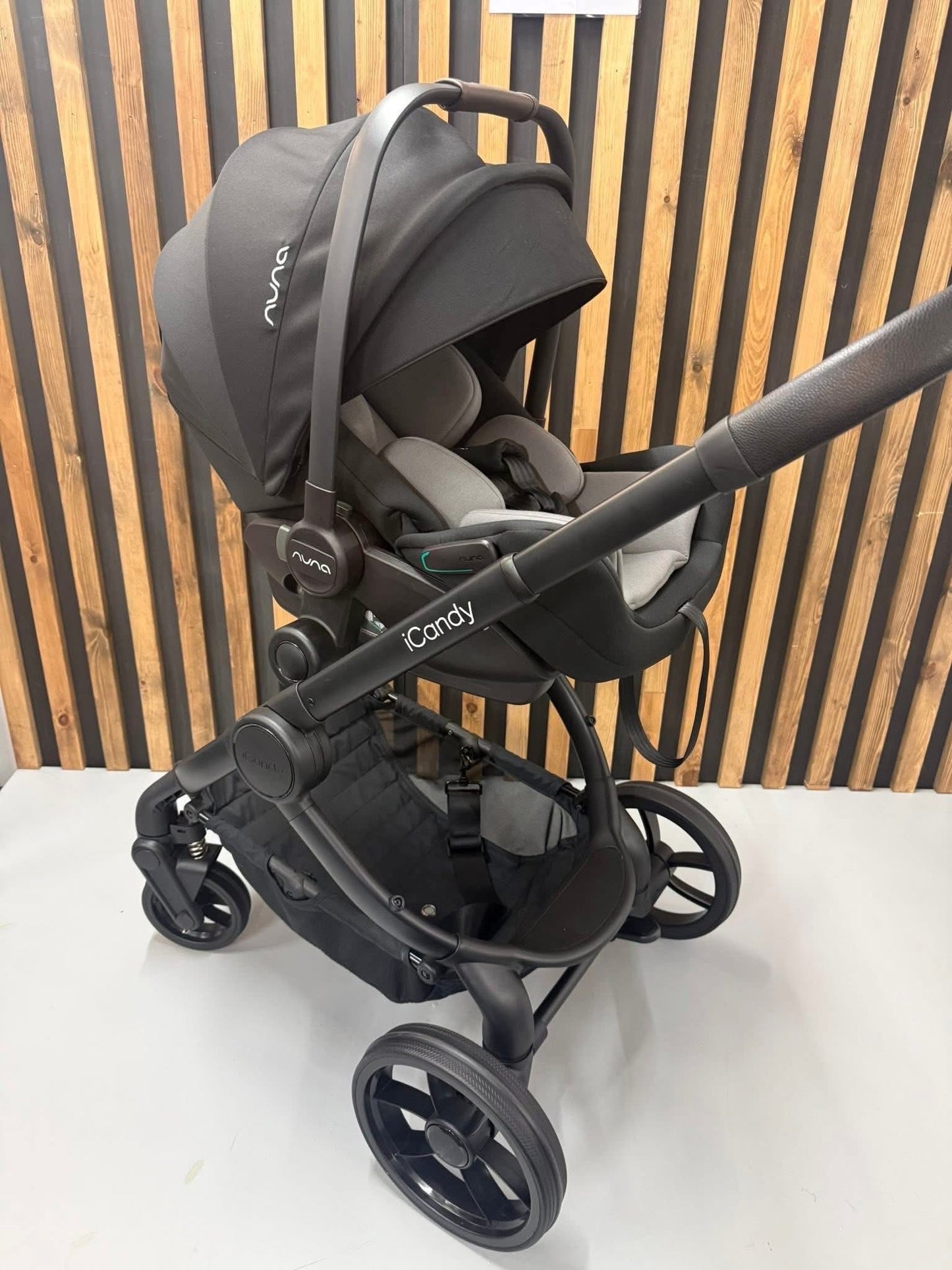 Icandy peach 7 & Nuna Arra & 360 base ~ Ex display model