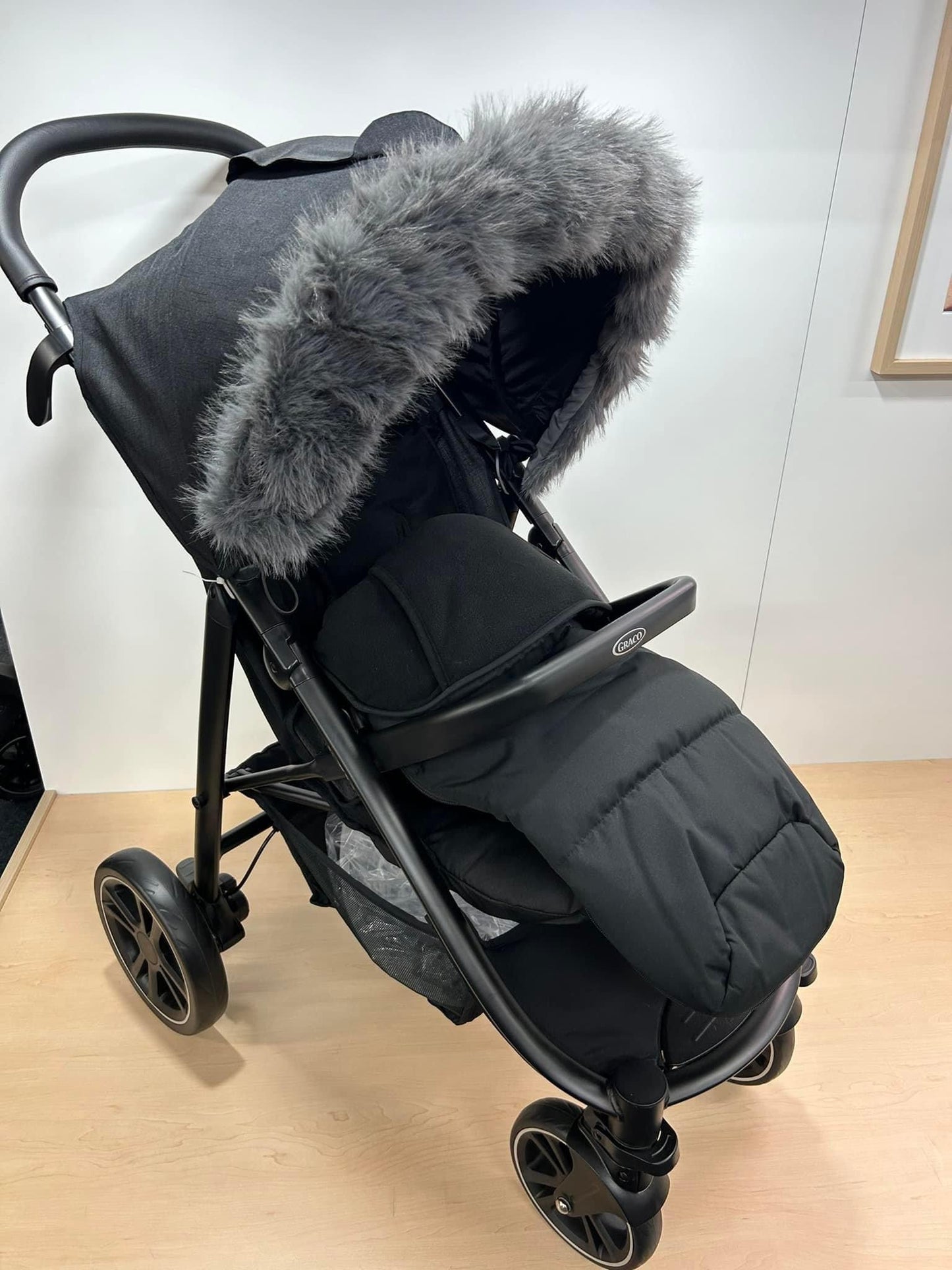 Graco eezefold Pushchair Bundle With Footmuff and Grey Fur