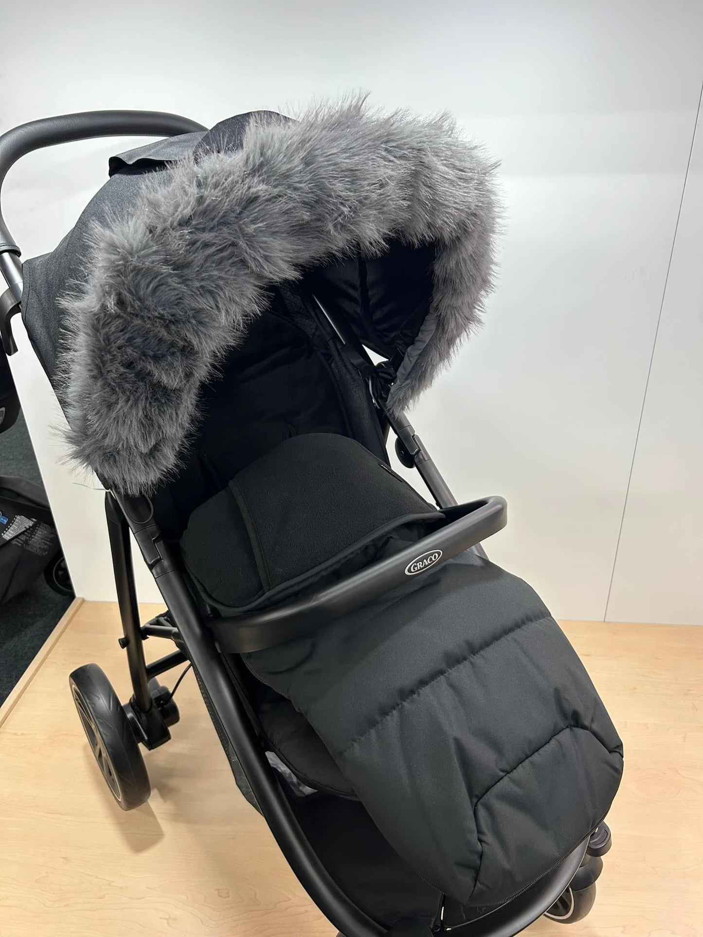 Graco eezefold Pushchair Bundle With Footmuff and Grey Fur