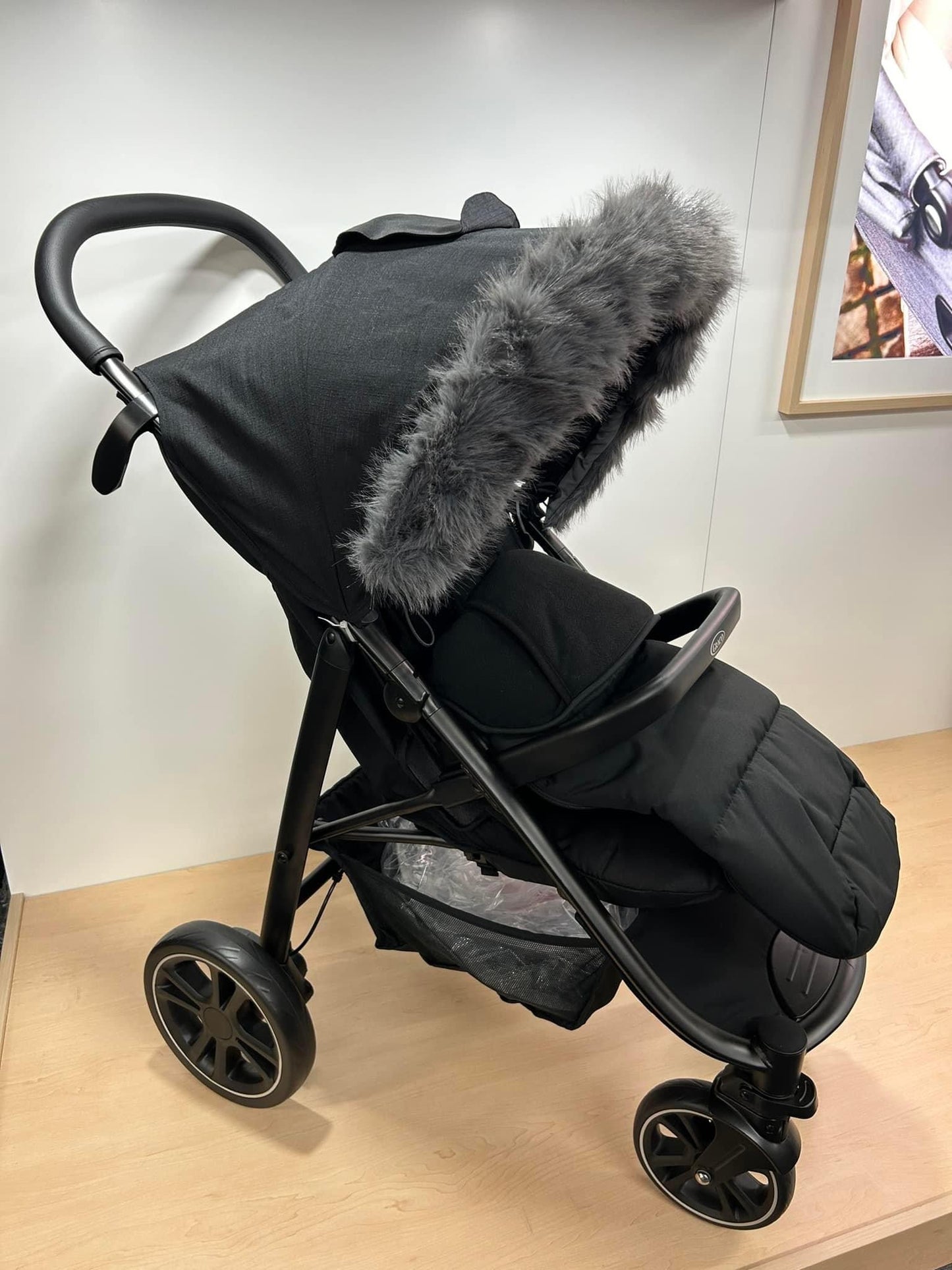 Graco eezefold Pushchair Bundle With Footmuff and Grey Fur