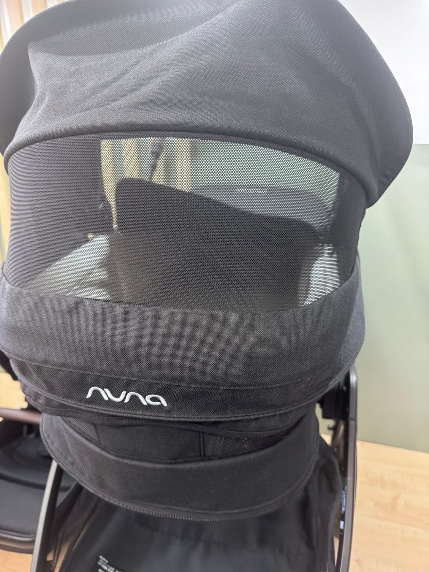 Nuna Triv LX Pipa Urbn Travel System Caviar Ex Display