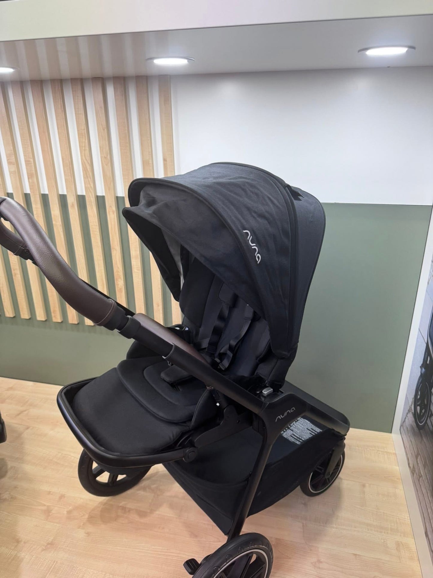 Nuna Triv LX Pipa Urbn Travel System Caviar Ex Display
