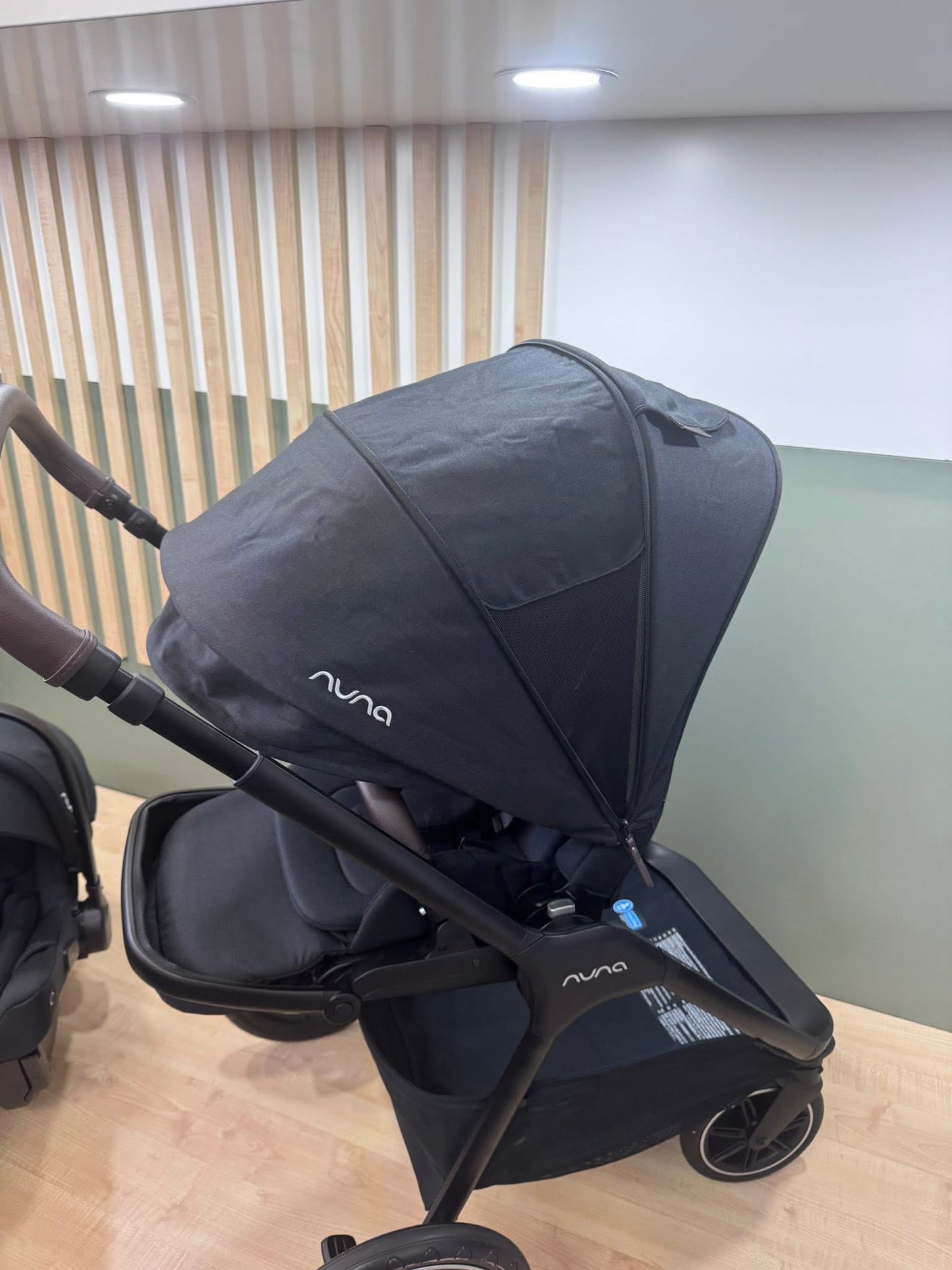 Nuna Triv LX Pipa Urbn Travel System Caviar Ex Display