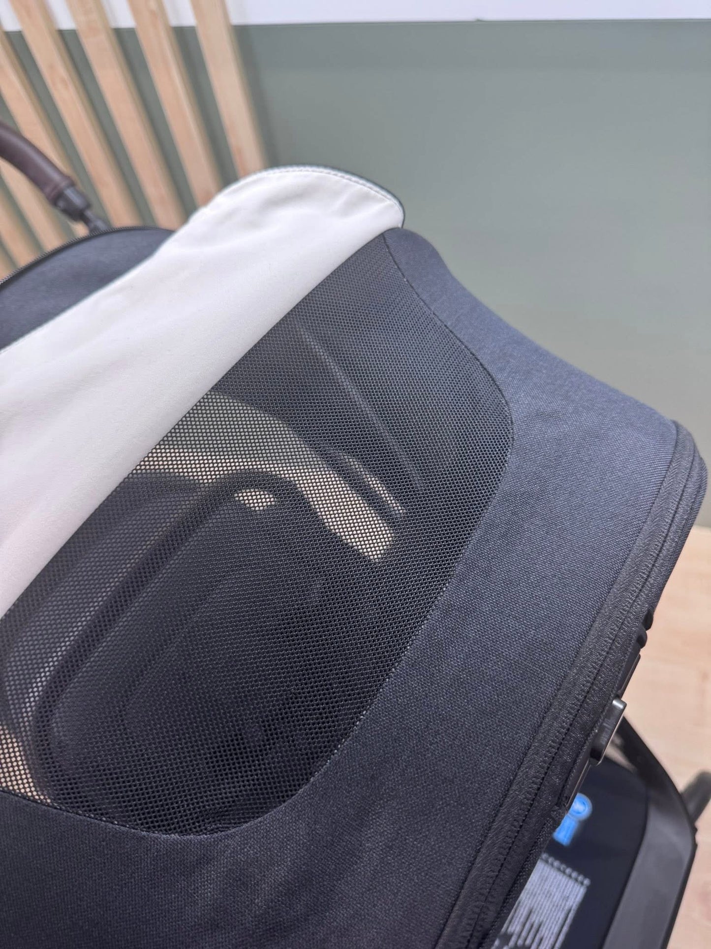 Nuna Triv LX Pipa Urbn Travel System Caviar Ex Display