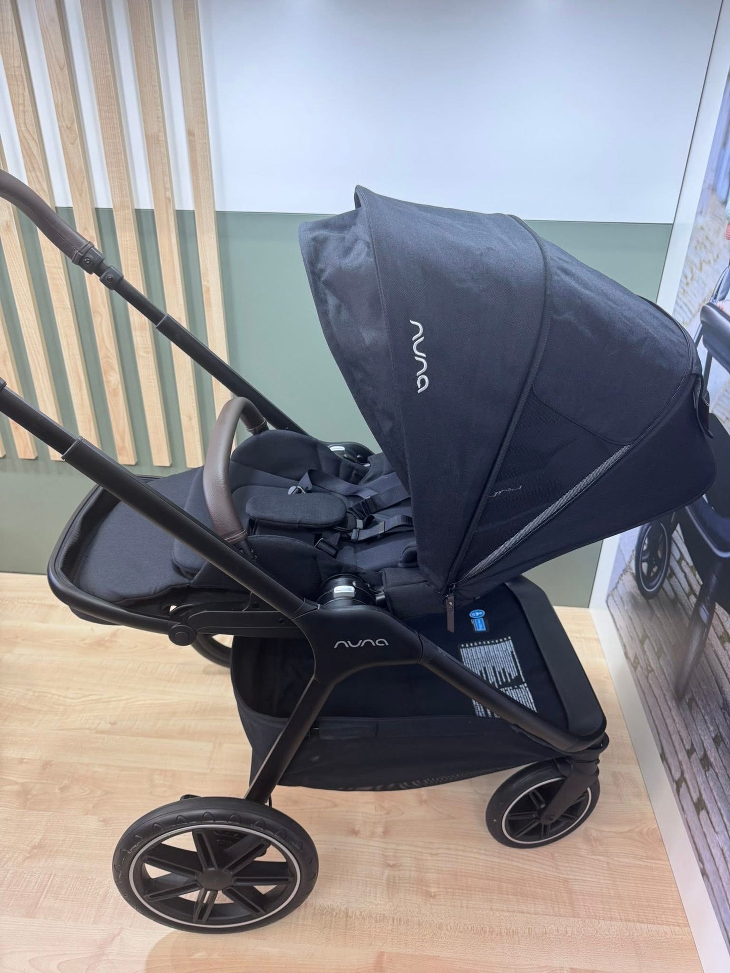 Nuna Triv LX Pipa Urbn Travel System Caviar Ex Display