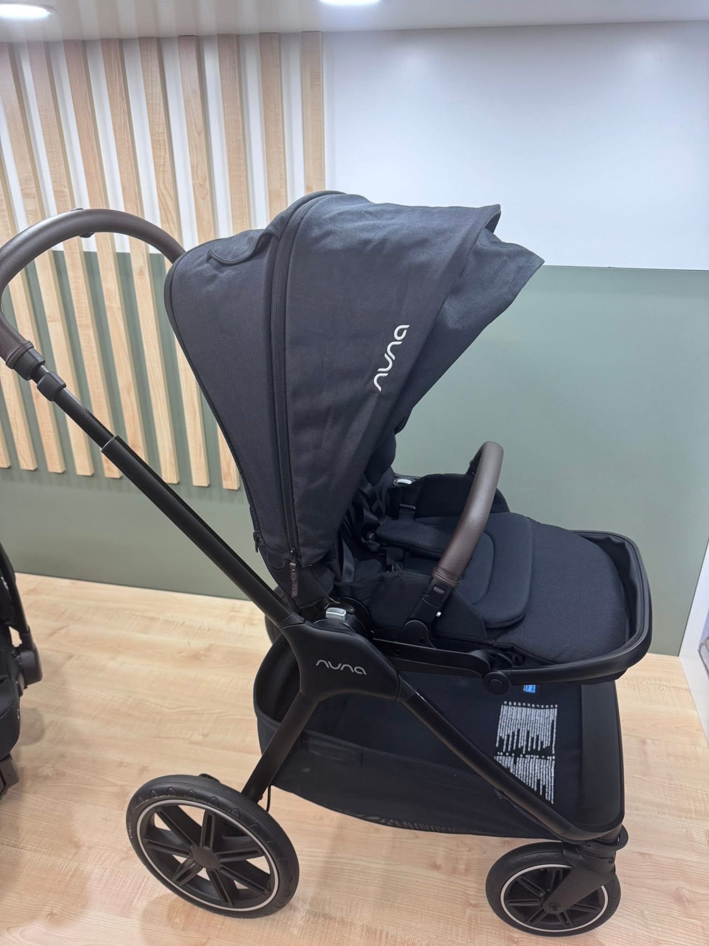 Nuna Triv LX Pipa Urbn Travel System Caviar Ex Display