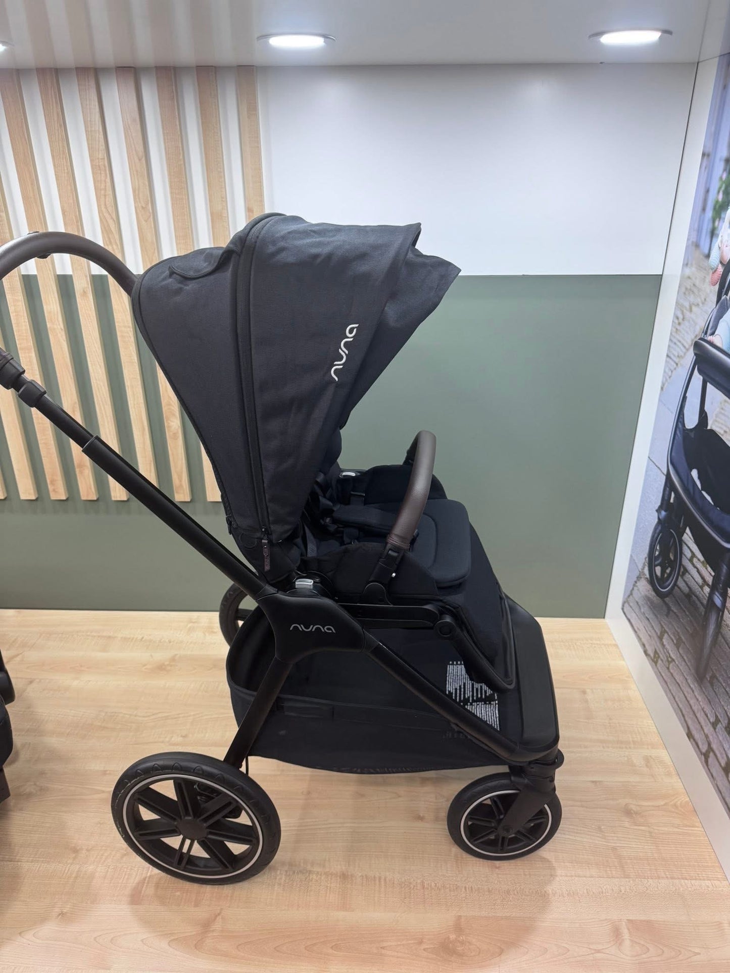 Nuna Triv LX Pipa Urbn Travel System Caviar Ex Display