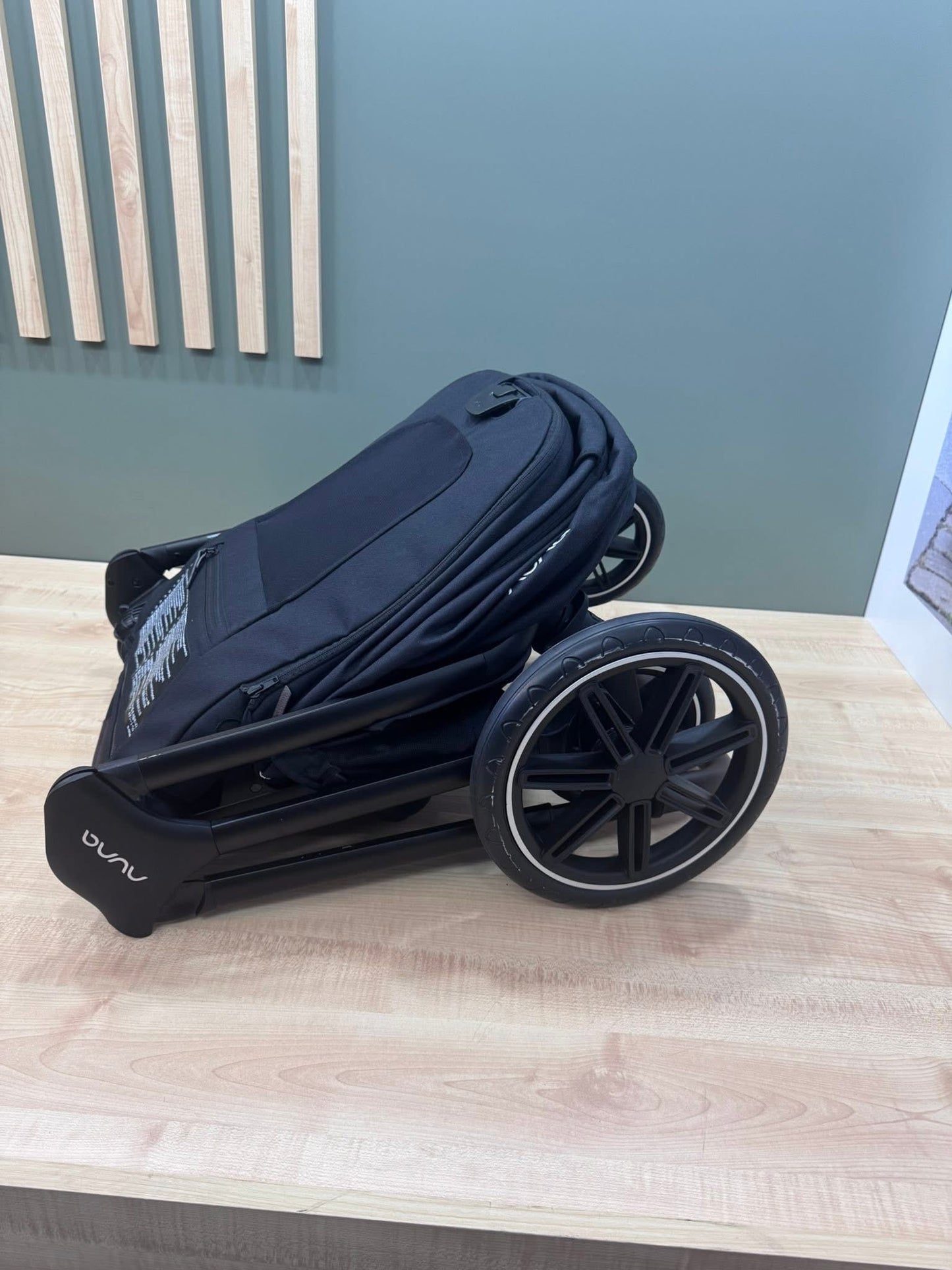 Nuna Triv LX Pipa Urbn Travel System Caviar Ex Display