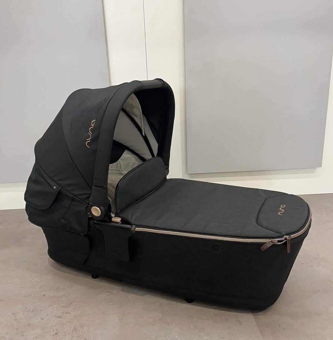 Nuna Ixxa With Carrycot , Stroller and Pipa Urbn *Ex Display