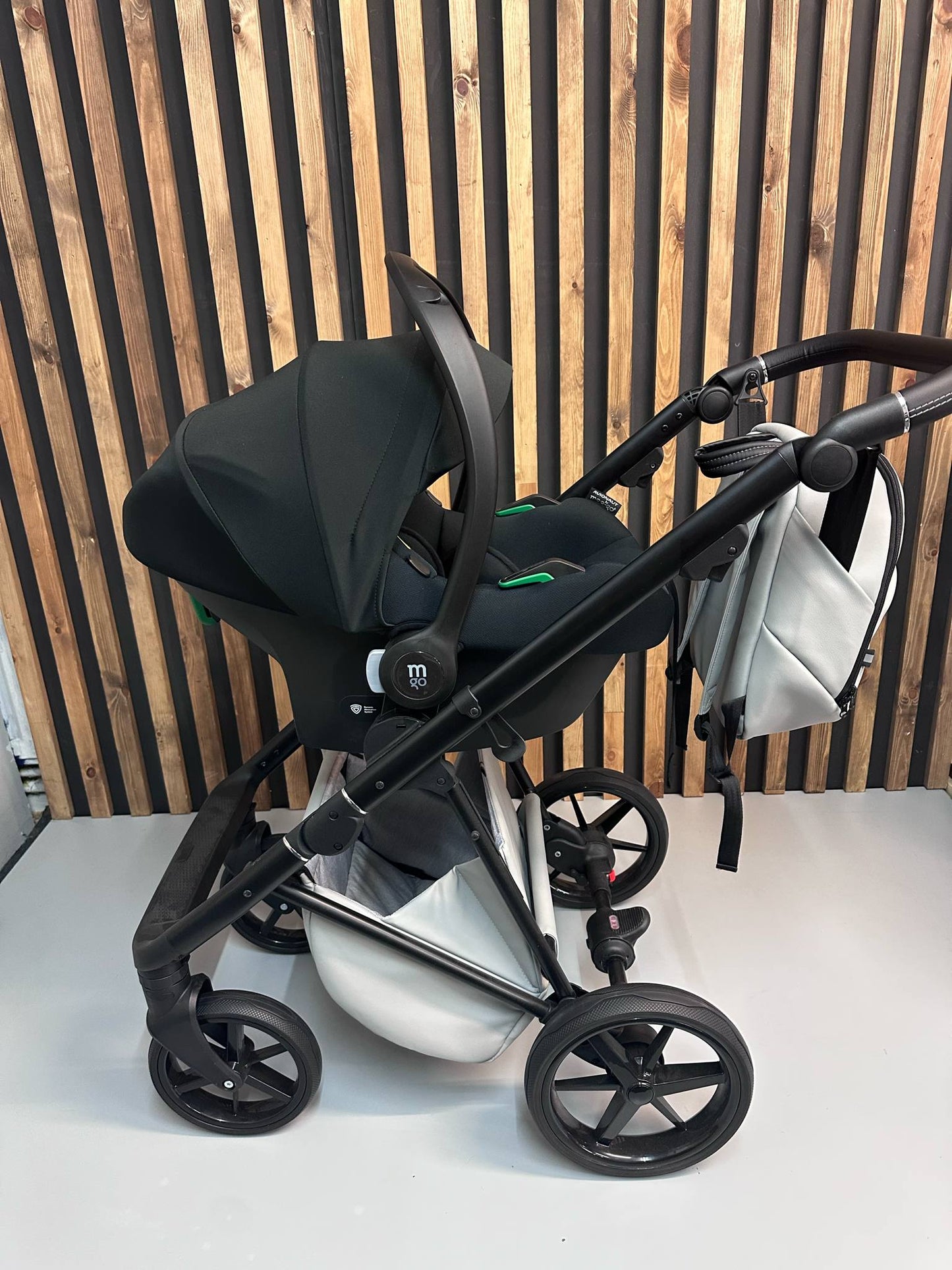Mee-Go Milano Evo 3in1 Travel System Stone Grey Ex Display