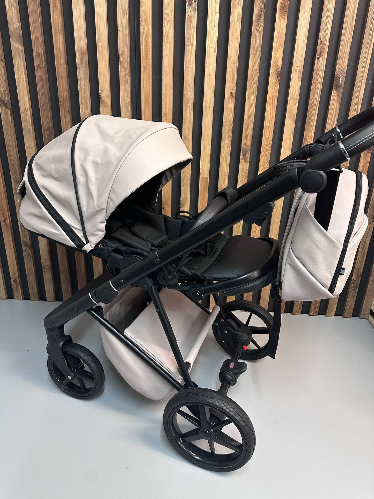 Mee-Go Milano Evo 3in1 Travel System Stone Grey Ex Display