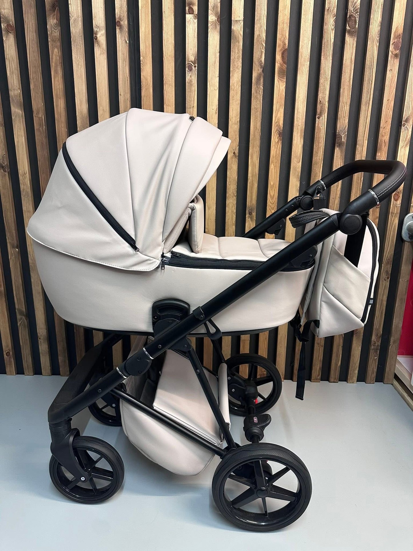 Mee-Go Milano Evo 3in1 Travel System Stone Grey Ex Display