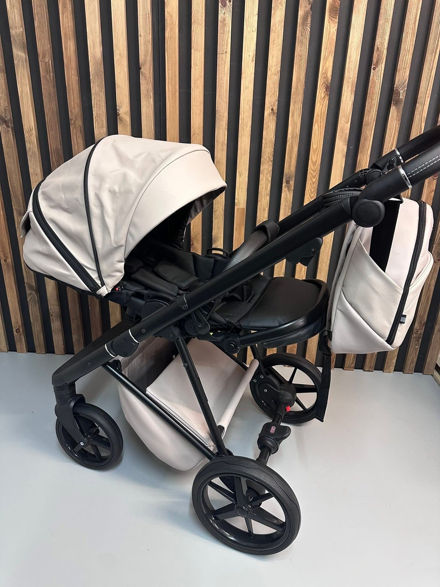 Mee-Go Milano Evo 3in1 Travel System Stone Grey Ex Display