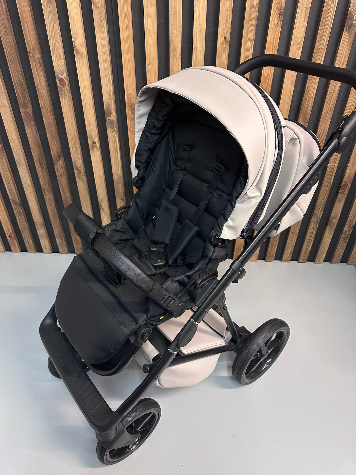 Mee-Go Milano Evo 3in1 Travel System Stone Grey Ex Display