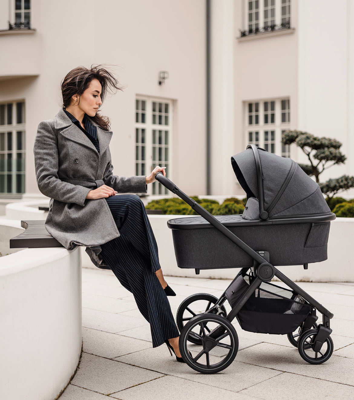 Venicci Tinum Edge 3in1 & Engo Isofix base - charcoal FREE parasol